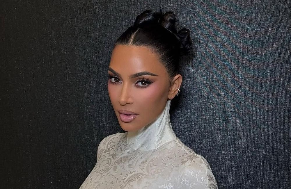 Au Brésil, Kim Kardashian adopte cet accessoire capillaire qui a fait fureur à la Fashion Week de Paris
