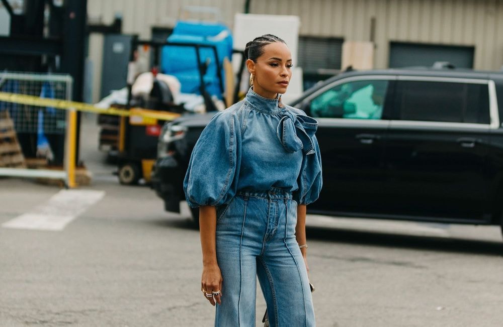 Comment porter le pantalon flare avec style en 2024 ?