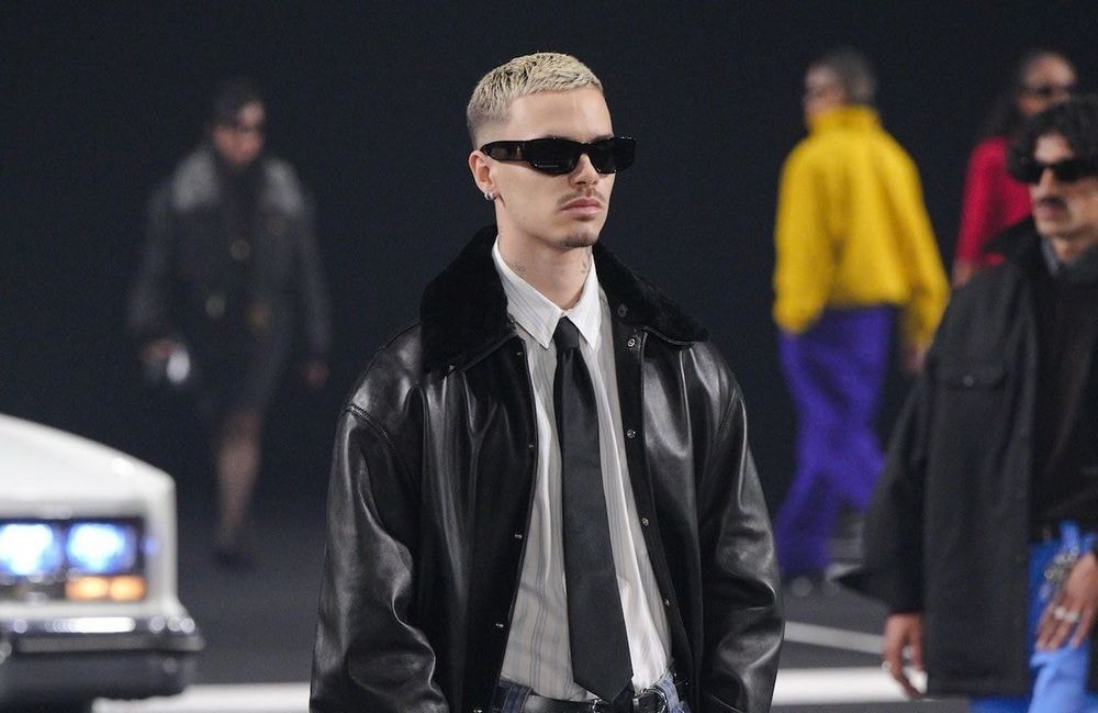 Roméo Beckham défile à la Fashion Week de Paris et s’impose comme le digne héritier de Victoria Beckham