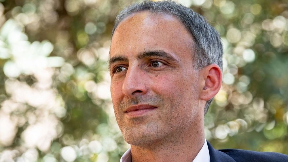 Léa Salamé séparée de Raphaël Glucksmann : il s'est exilé en Corse en bonne compagnie