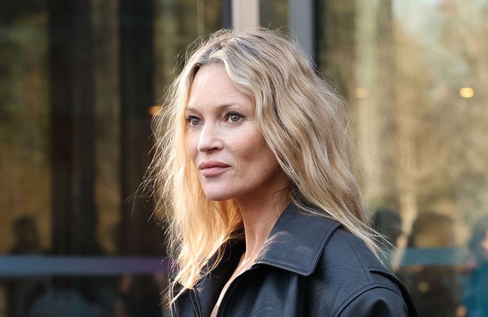 Maquillage naturel et chevelure wavy : Kate Moss envoûte la Fashion Week de Paris