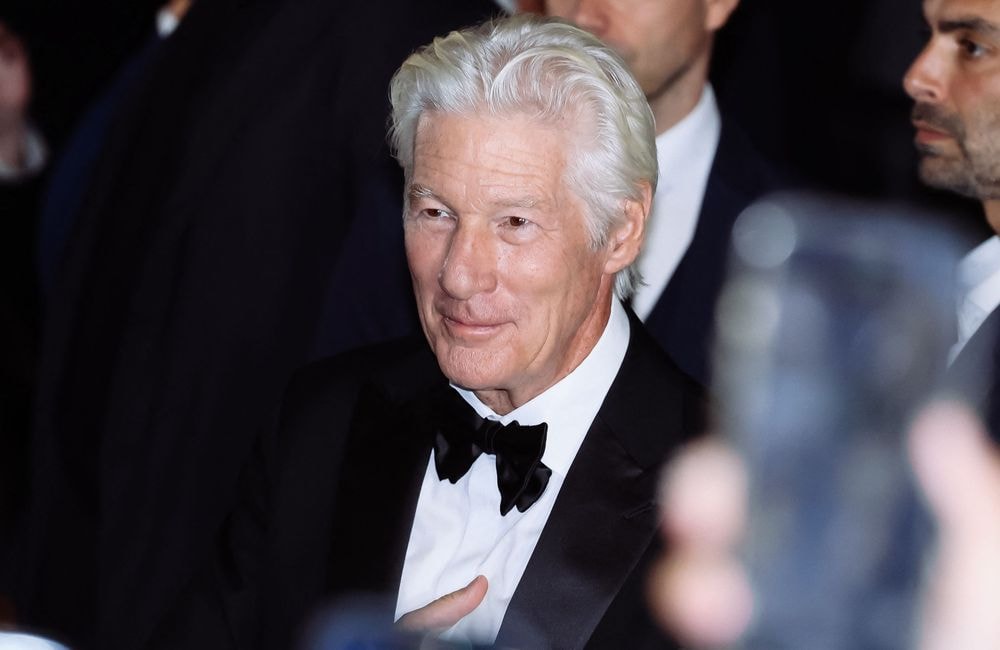 Le dernier défilé d’Armani : pourquoi la présence de Richard Gere en disait long sur son lien avec le créateur italien