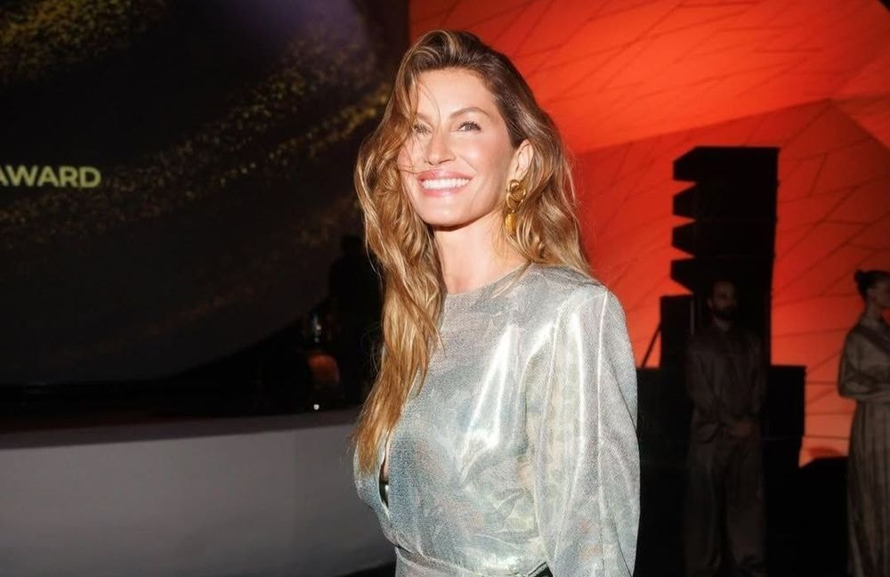 La renaissance glamour de Gisele Bündchen : sa robe dorée Valentino fait sensation aux Fashion Trust Arabia Awards