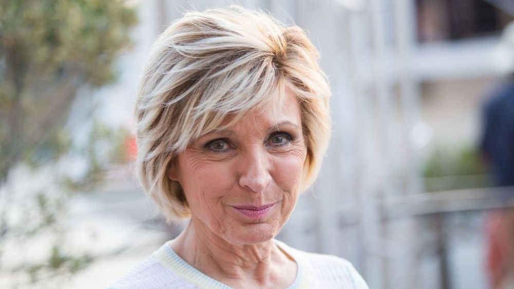 Évelyne Dhéliat (78 ans) ose la mini-robe et dévoile ses jambes fuselées : la reine de la météo plus hypnotique que jamais fait l'unanimité