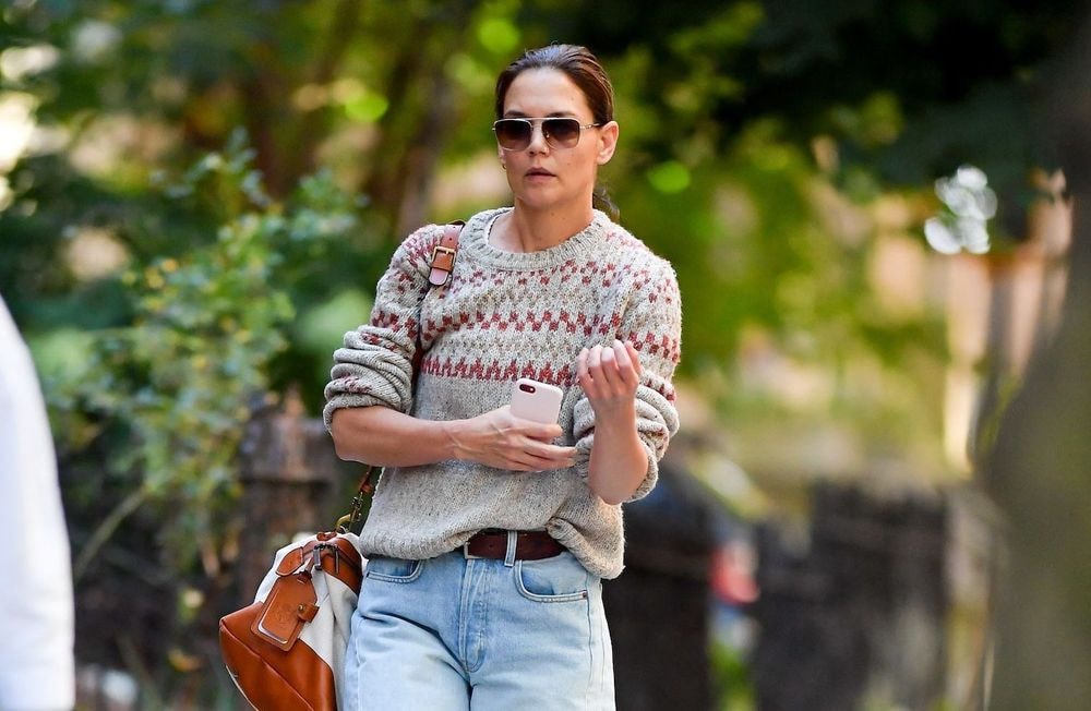 Katie Holmes ressort son pull préféré pour l’automne