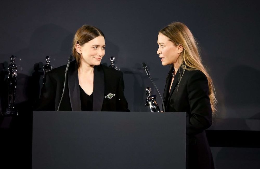 Mary-Kate et Ashley Olsen signent une rare apparition en tenues coordonnées