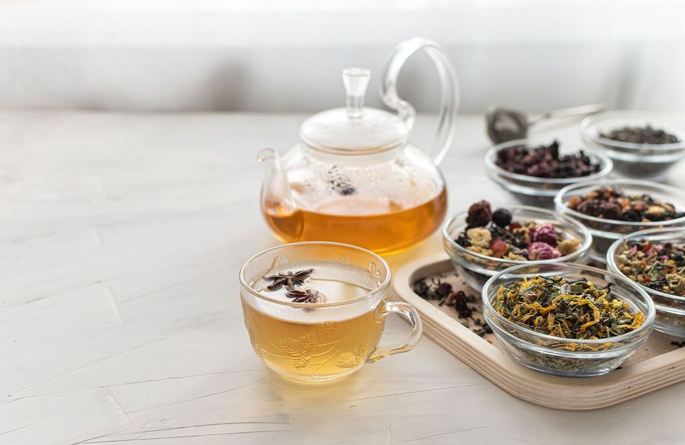 Noir, vert, blanc ou oolong : quel thé contient le plus de théine ?