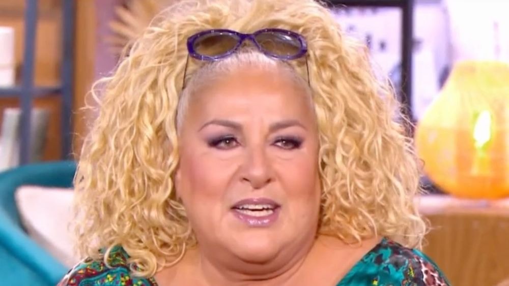Marianne James (62 ans) écarte les jambes et montre sa souplesse en photo
