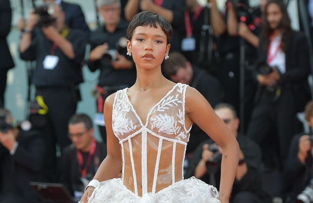 Taylor Russell : sa robe Chanel originellement portée par Claudia Shiffer en 1993 illumine la Mostra de Venise
