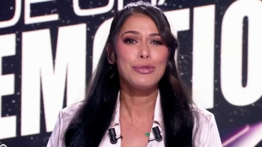 Arrêt de NRJ12 : Ayem Nour surprise par son fils Ayvin, elle officialise sa nouvelle relation !