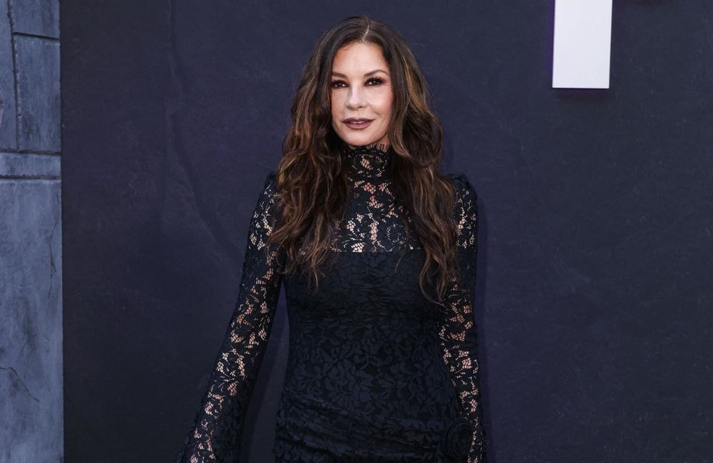 À 56 ans, Catherine Zeta Jones utilise la technique du makeup monochrome pour un teint lumineux et naturel