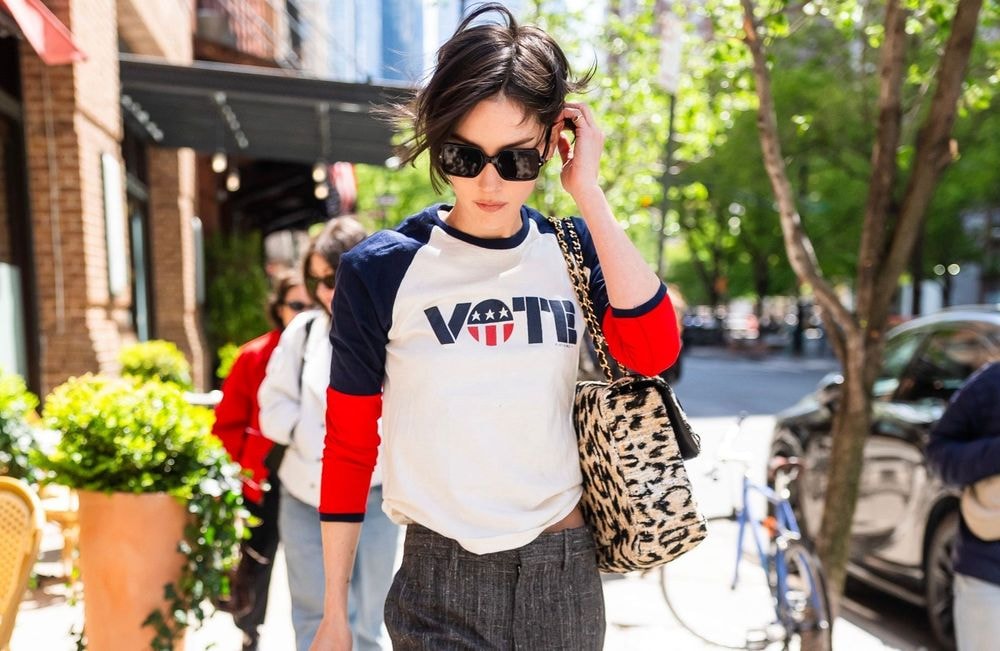 Qu’est-ce que la « wrong shirt theory » qui promet de transformer nos looks d’été ?