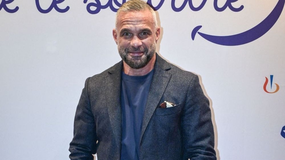 Philippe Bas, marié après quelques mois seulement de relation : “On vit notre vie”