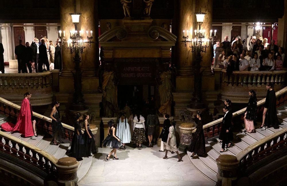 ELLE Debriefe - Fashion Week Haute Couture Jour 2 : Chanel défile sans designer et Dita Von Teese fait le show chez Mabille