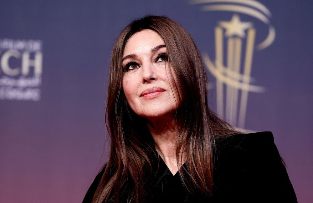 Monica Bellucci adopte le maquillage des lèvres idéal après 50 ans