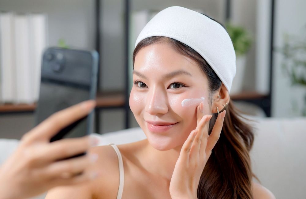 Ces 3 erreurs skincare normalisées sur les réseaux sociaux abîment vraiment votre peau
