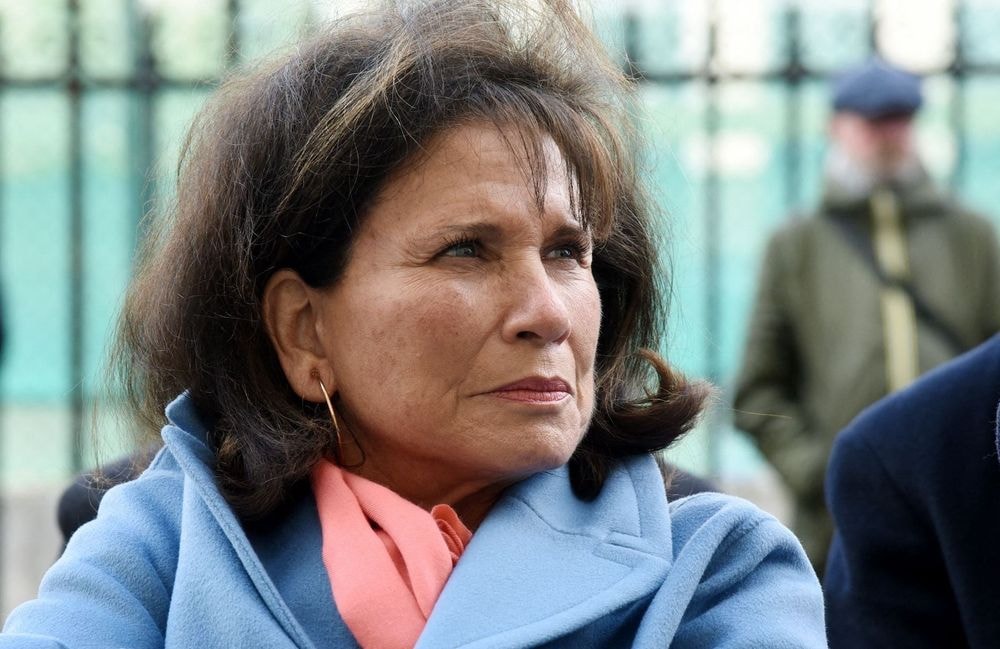Anne Sinclair en deuil : elle annonce le décès de son époux Pierre Nora à l’âge de 93 ans