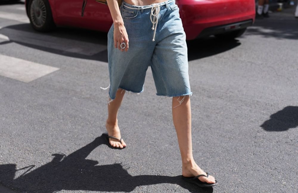 Tongs et bermuda : 5 façons d’adopter la combinaison mode qui domine l’été
