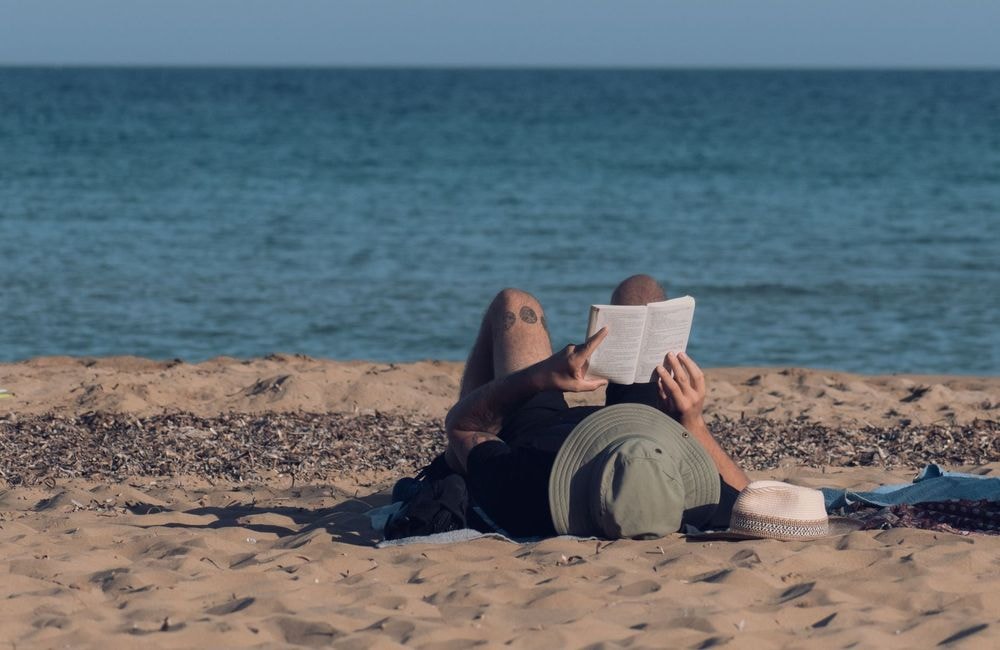 Stress, charge mentale, émotions : 3 raisons d'essayer la bibliothérapie cet été