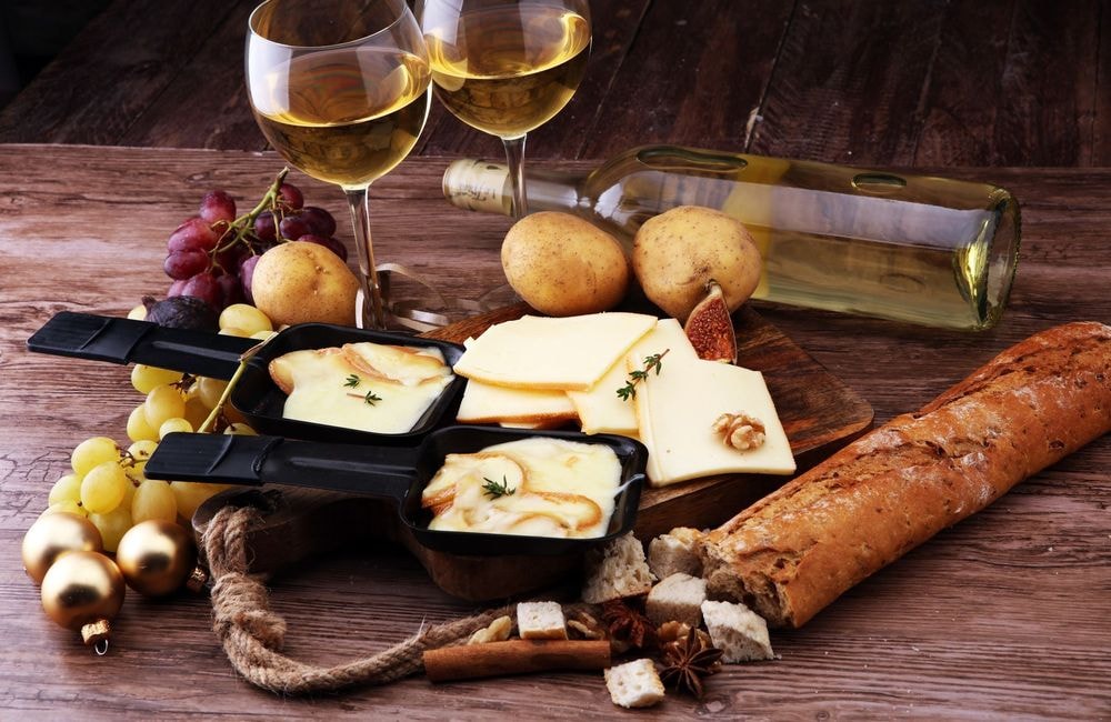 Comment choisir son fromage à raclette ? Les conseils d’un fromager