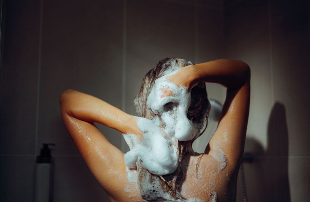Qu’est-ce que le « sandwich shampoo » : cette technique hydratante, virale sur TikTok et approuvée par les coiffeurs