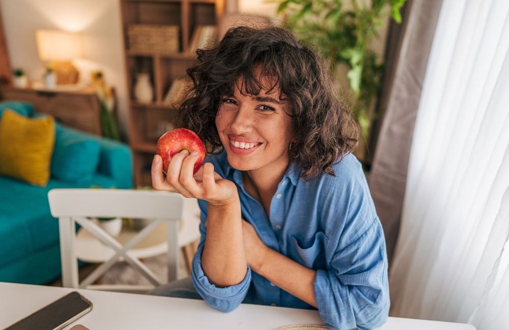 Manger un fruit à jeun, en dessert ou en collation ? Un médecin met fin au débat