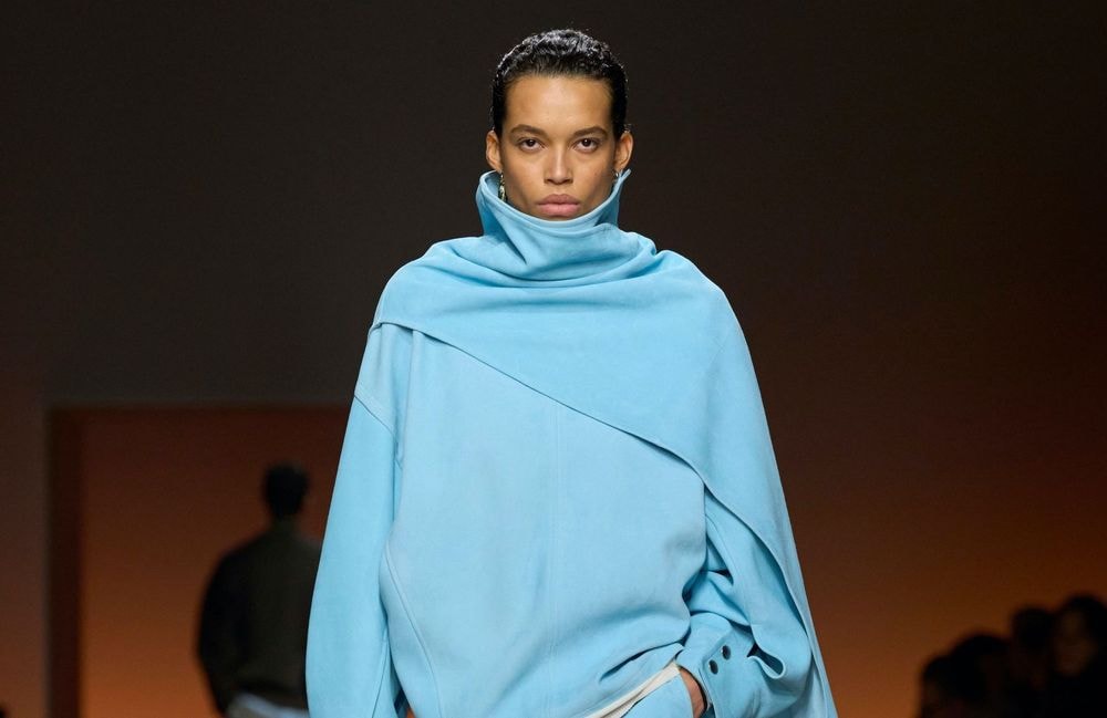 Le look monochrome : le secret d'une élégance sans effort qui regagne en popularité