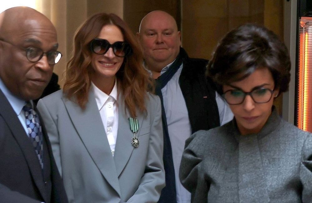 En tailleur gris aux côtés de Rachida Dati, Julia Roberts fait revivre son look culte des années 90