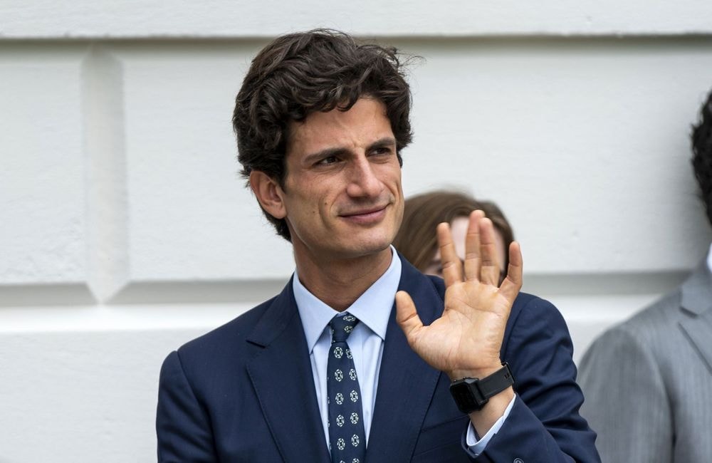 Jack Schlossberg, le neveu de JFK Jr., s’en prend à la série « Love Story » dans une interview vidéo