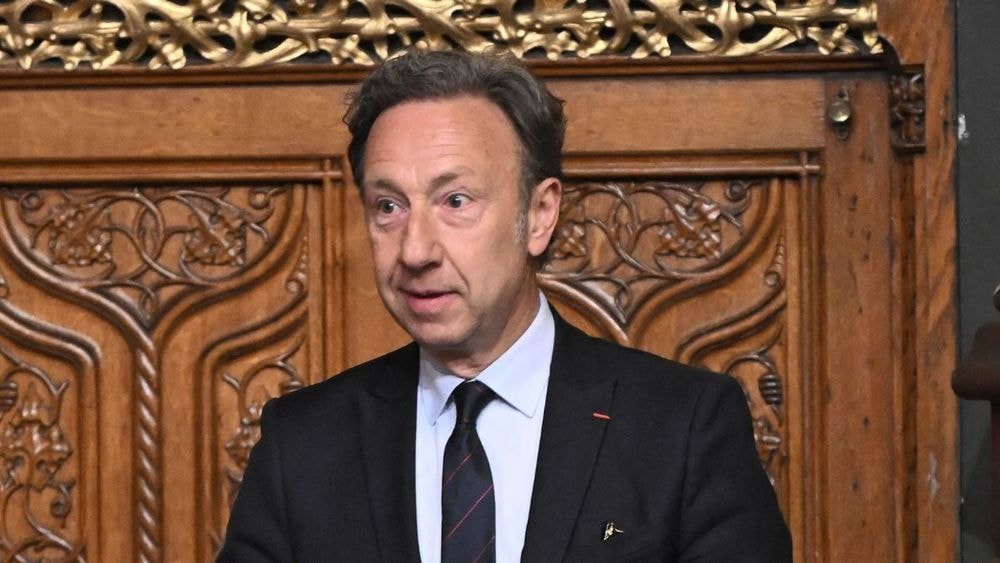 Stéphane Bern, menacé par les coupes budgétaires de France Télévisions ? L'animateur répond cash