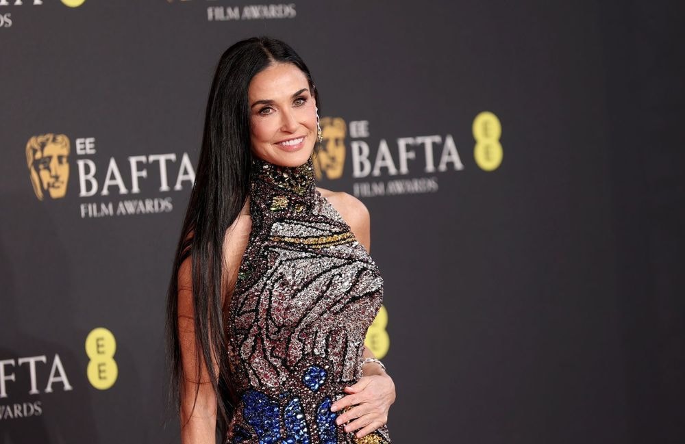 Demi Moore éblouit le tapis rouge des BAFTA avec une robe scintillante McQueen