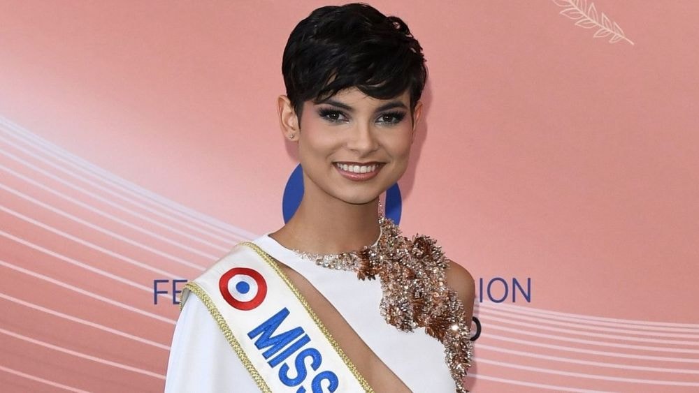 Fátima Bosch sacrée Miss Univers 2025 et l'émotion d'Eve Gilles : « on achète une maison toutes ensemble »
