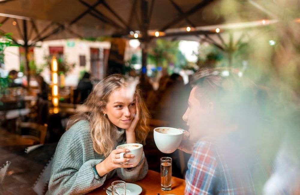 Ces sujets sur lesquels 35 % des célibataires mentent à leurs premiers rendez-vous amoureux