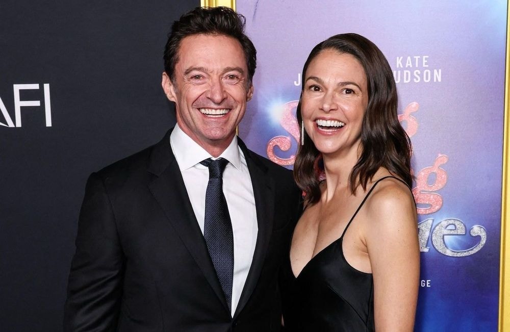 Hugh Jackman amoureux : il officialise sa relation avec Sutton Foster sur Instagram