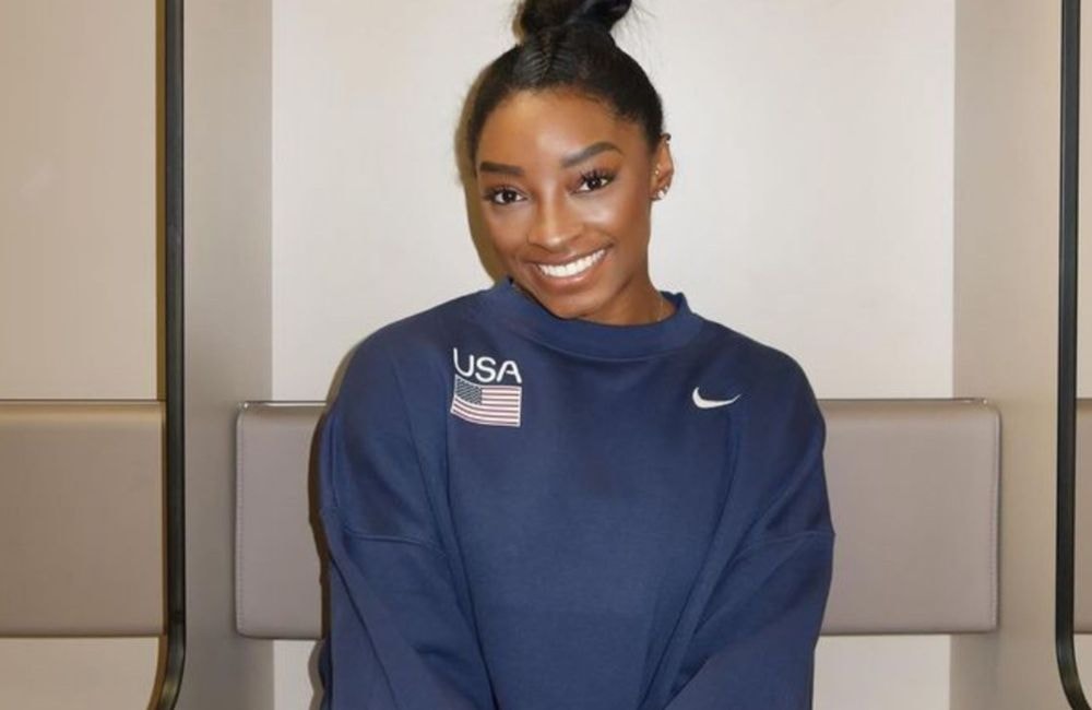 Simone Biles : l’athlète adore ce crayon pour maquiller ses lèvres sensibles