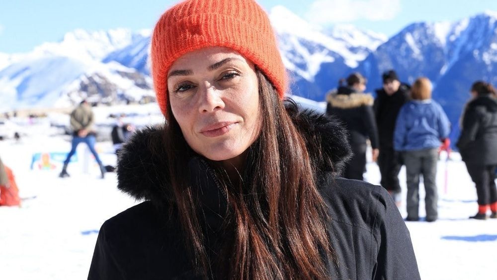 “Je ne sais pas où tu es…” : Lola Dewaere rend hommage à l’homme qui l’a élévée après la mort de son père
