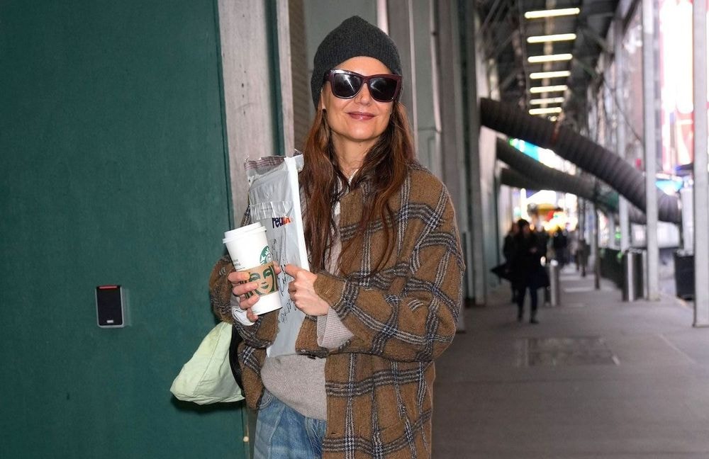 Chemise de bûcheron et jean ample, le dernier look cool de Katie Holmes