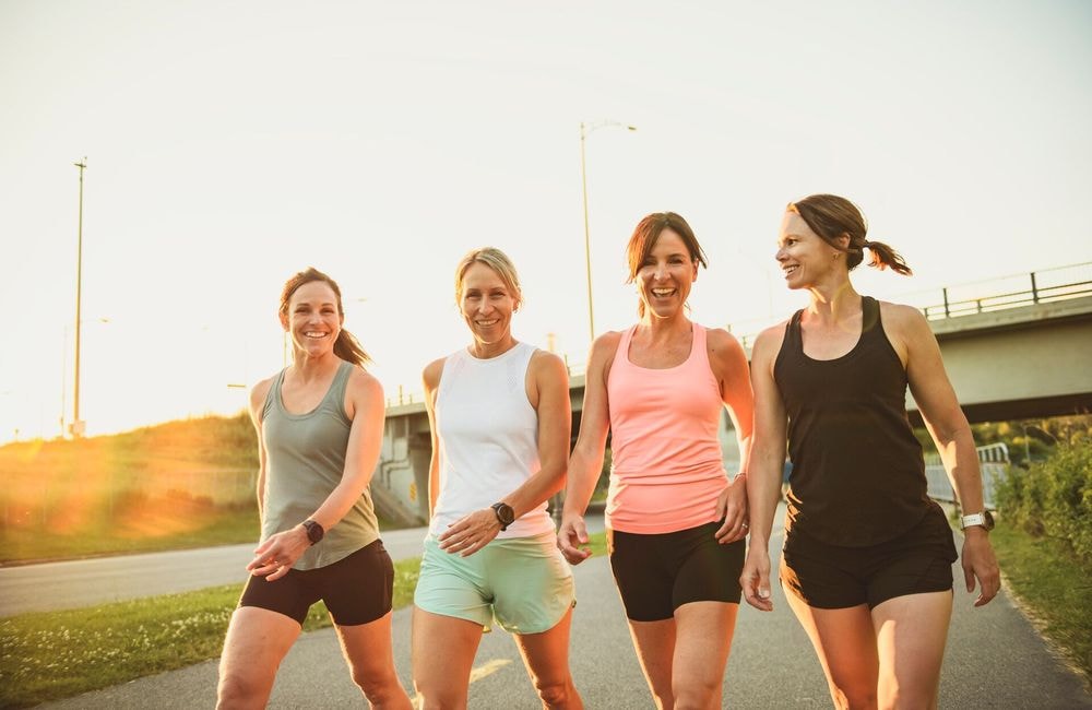« Walk clubs » : la nouvelle obsession bien-être à partager cet été