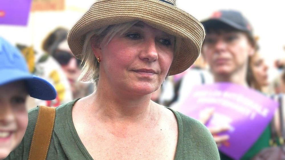 Poing levé pour Lyhanna, Flavie Flament pousse un cri déchirant : "160 000 enfants victimes de violences sexuelles"