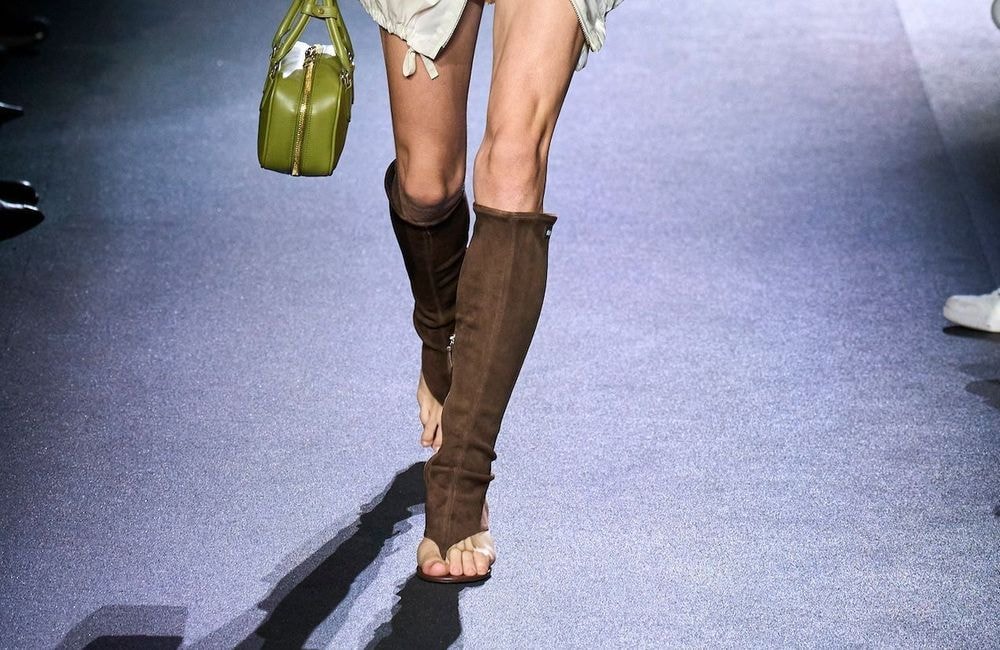 Mi-tong, mi-bottine, cette sandale bohème va enflammer les looks citadins cet été