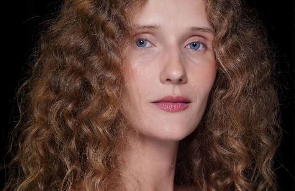 Cette technique de coloration sublime les boucles sans l’effet « zébré » tant redouté
