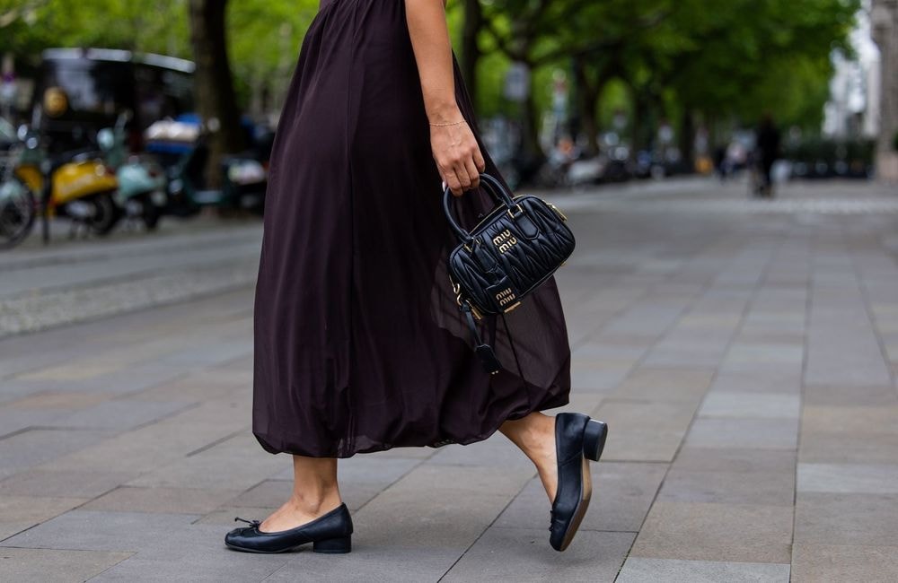La ballerine prend de la hauteur : pourquoi ce soulier rétro sera partout en 2026
