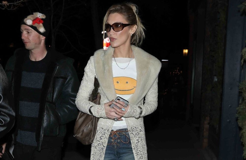 Cardigan en dentelle et col en fourrure : Bella Hadid ressuscite cette pièce des années 2000 qu’on croyait disparue