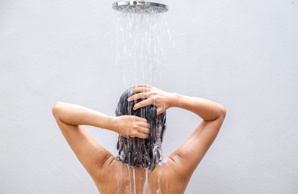 Ces cinq minutes de plus sous la douche sont le dernier secret des dermatologues pour transformer les cheveux