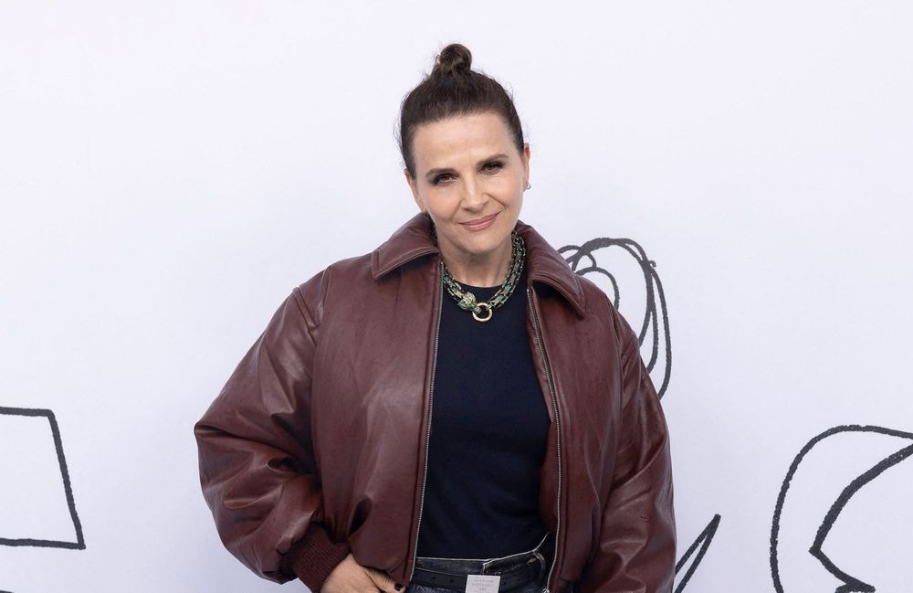 À la Fashion Week de Paris, Juliette Binoche détonne avec ses silhouettes masculines/féminines