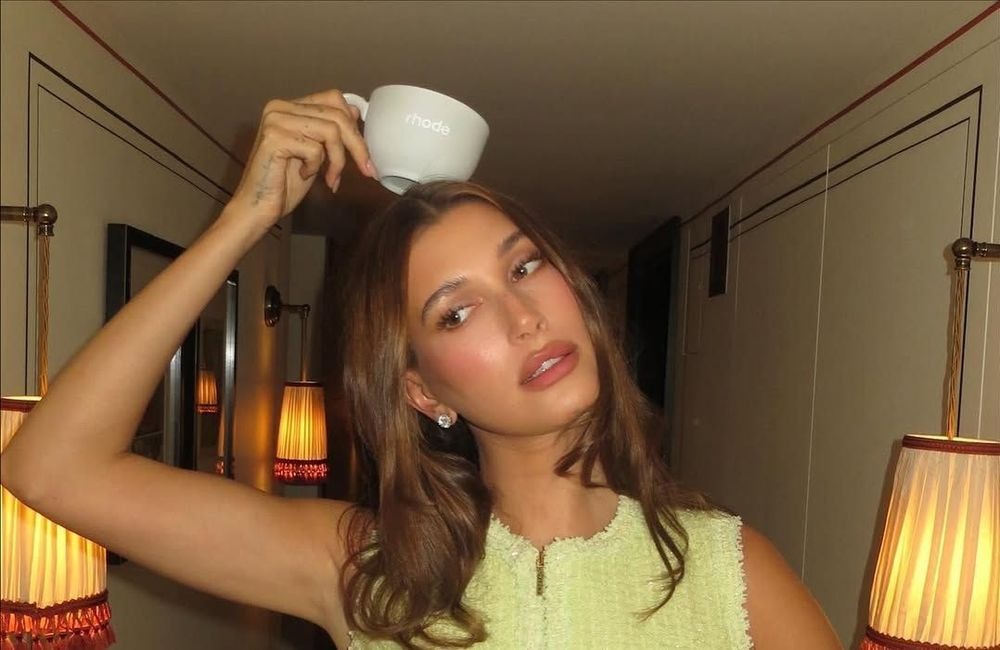 Effet « messy » et mèches qui encadrent le visage : Hailey Bieber revisite ce chignon iconique des années 90