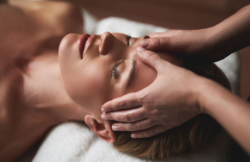 Anti-âge, anti-cernes... Quels sont les bienfaits du drainage lymphatique pour le visage ?