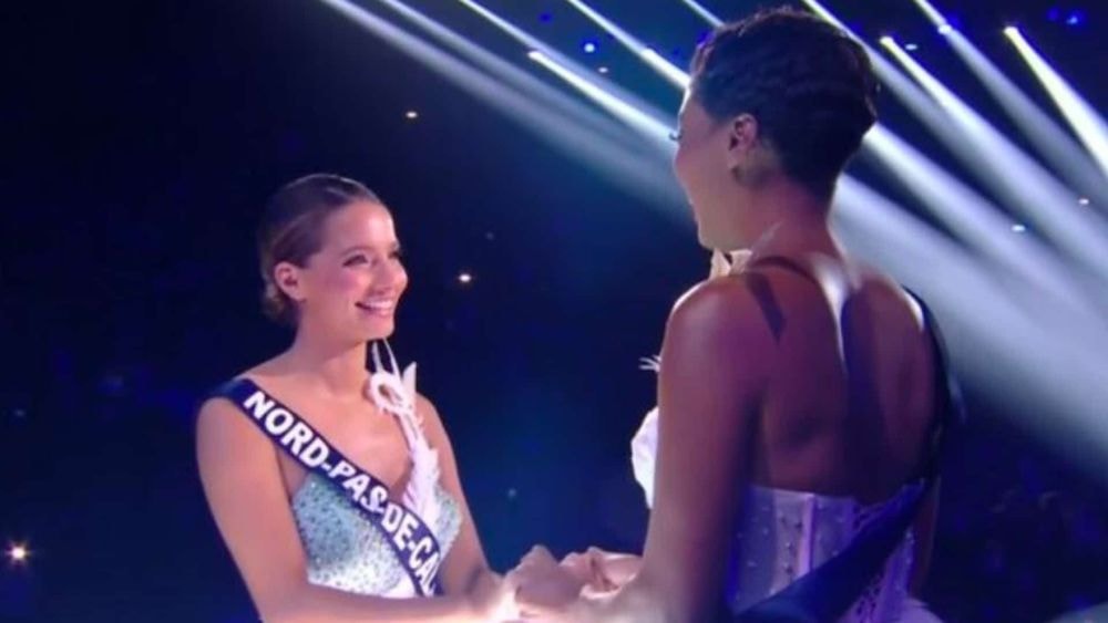 "Elle a fait une erreur" : Sabah Aïb (Miss Nord-Pas-de-Calais) s'explique après les propos polémiques de sa petite soeur sur Miss France 2025