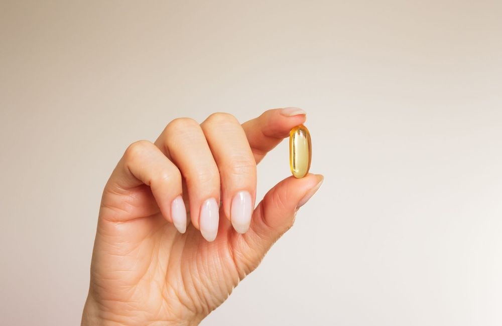 Peut-on vraiment remplacer sa crème solaire par des compléments alimentaires SPF ? Les dermatologues répondent