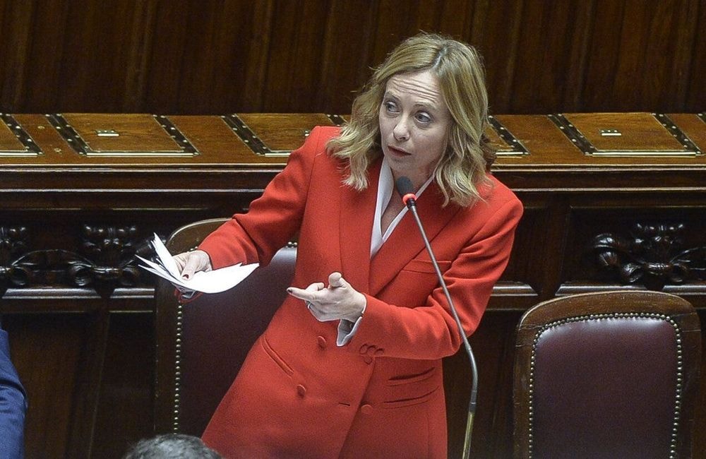 En Italie, Meloni resserre un peu plus l’étau sur la GPA et l’homoparentalité